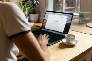 Jaką rolę spełnia wyszukiwarka Google?